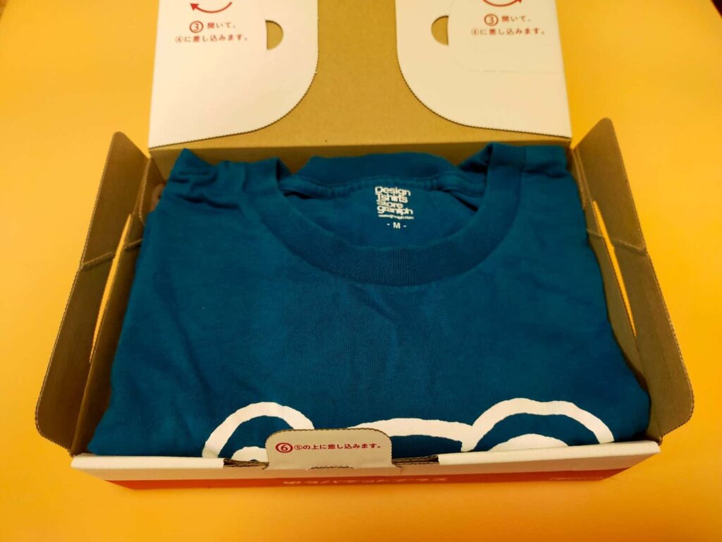 ゆうパケットプラス専用箱にTシャツを収納