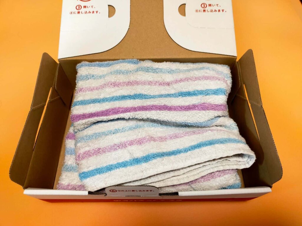 ゆうパケットプラス専用箱にバスタオルを収納