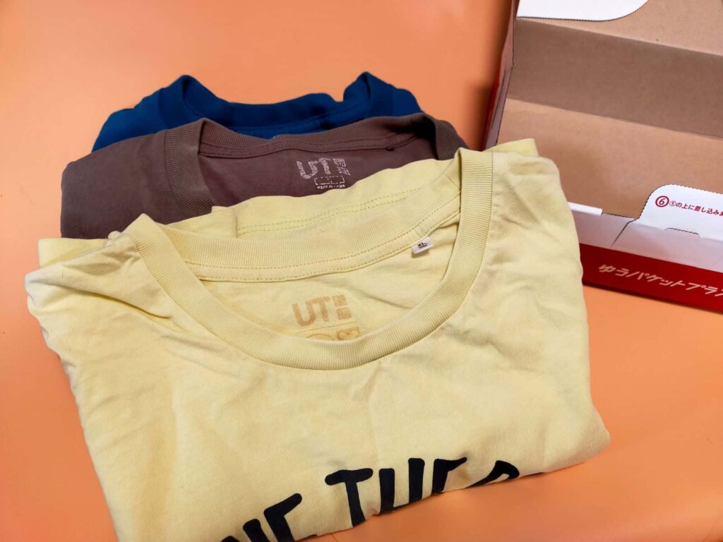 ゆうパケットプラス専用箱にTシャツを入れる